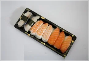 3 x zalm nigiri, 3 x gerookte garnalen nigiri, 2 x makreel nigiri