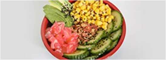 Rijst, mais, avocado, komkommer,  sesammix, , krokant gebakken uitjes en tonijn