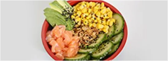 Rijst, mais, avocado, komkommer,  sesammix, , krokant gebakken uitjes, zalm, saricha saus en japanse 7 spice