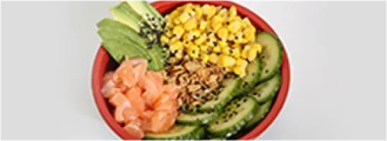 Rijst, mais, avocado, komkommer,  sesammix, , krokant gebakken uitjes en zalm