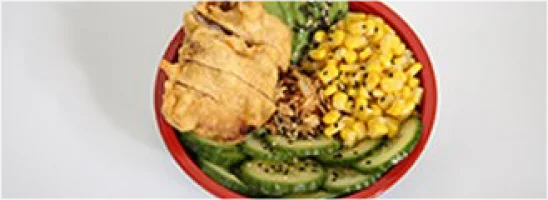 Rijst, mais, avocado, komkommer,  sesammix,  krokant gebakken uitjes en gefrituurde kip