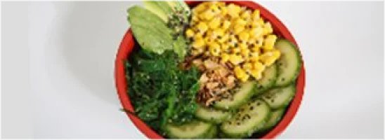 Rijst, mais, avocado, komkommer,  sesammix,  krokant gebakken uitjes en zeewier