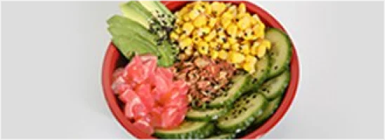 Rijst, mais, avocado, komkommer,  sesammix, , krokant gebakken uitjes, tonijn, saricha saus en japanse 7 spice