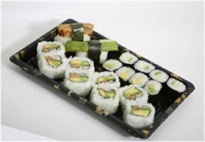 8 vegaroll, 4 komkommer maki, 4 avocado maki, 1 komkommer nigiri, 1 avocado nigiri